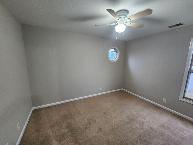 Building Photo - Beautiful Home Available Now!