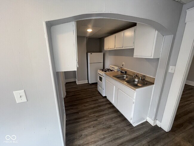 Building Photo - 129 W Hendricks St