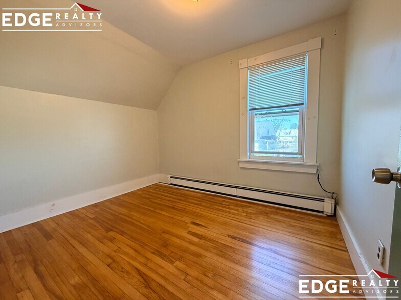 Building Photo - 12-14 Richardson Unit 3