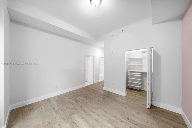 Building Photo - 950 Brickell Bay Dr