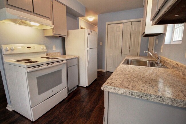 Building Photo - Adorable 2bd/1.5ba Duplex Less Than 1 Mile From Downtown Durham!