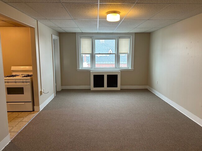 Building Photo - 184 Main St