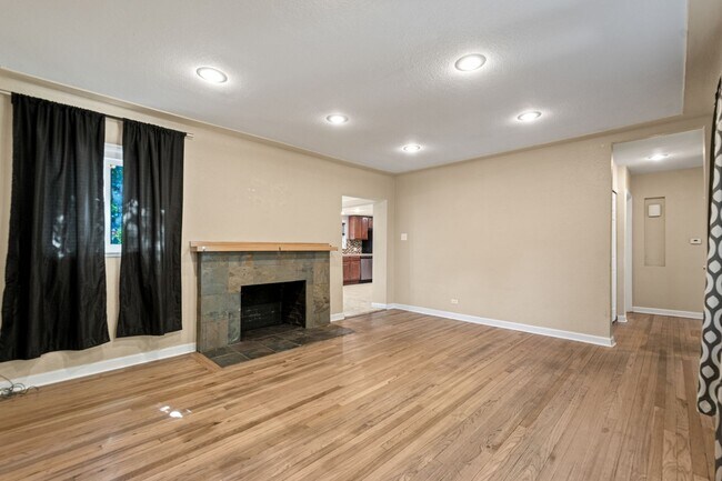 Building Photo - Fantastic Home in City Park North - Has it...