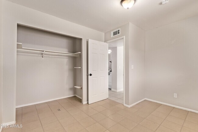 Building Photo - 514 S Bellview