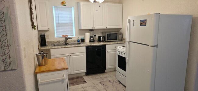 Building Photo - 1915 Avenue O 1/2