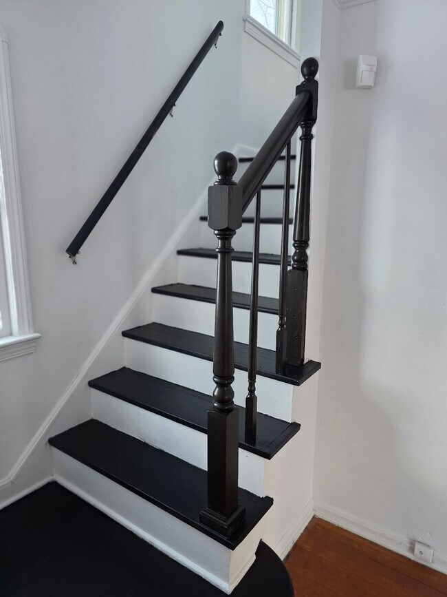 Building Photo - 3 Bedroom Updated Single Family Home