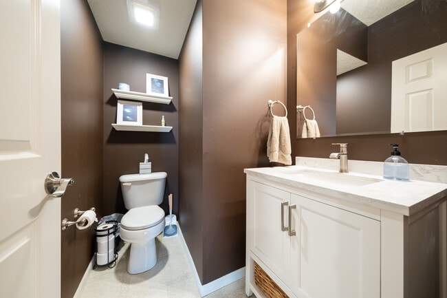 Building Photo - 706 Village Pkwy