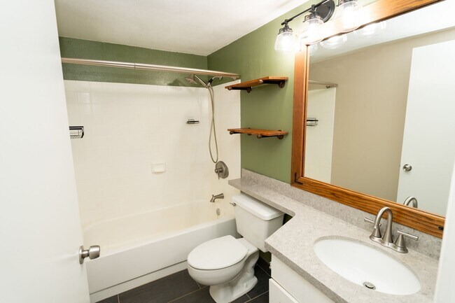 Building Photo - 2-Bedroom, 2-Bathroom Home in Waipahu – 2 Parking Stalls & Private Backyard