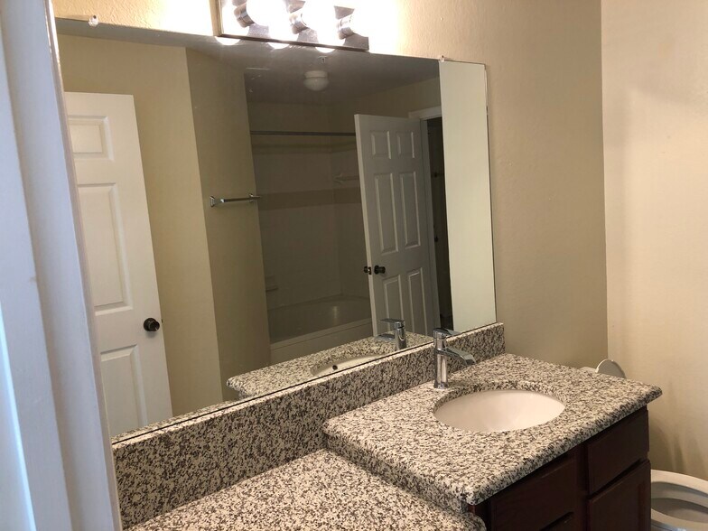 Building Photo - 2801 Chancellorsville Dr