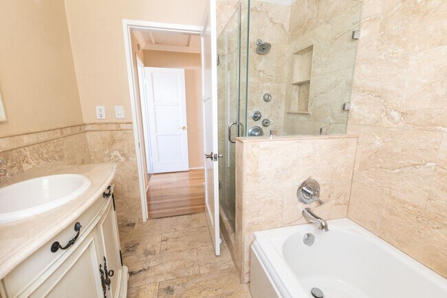 Building Photo - Beautiful 3 bed 1 bath house