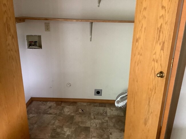 Building Photo - NE 3 BDRM, 2 Bath House, NEW Carpet & Pain...