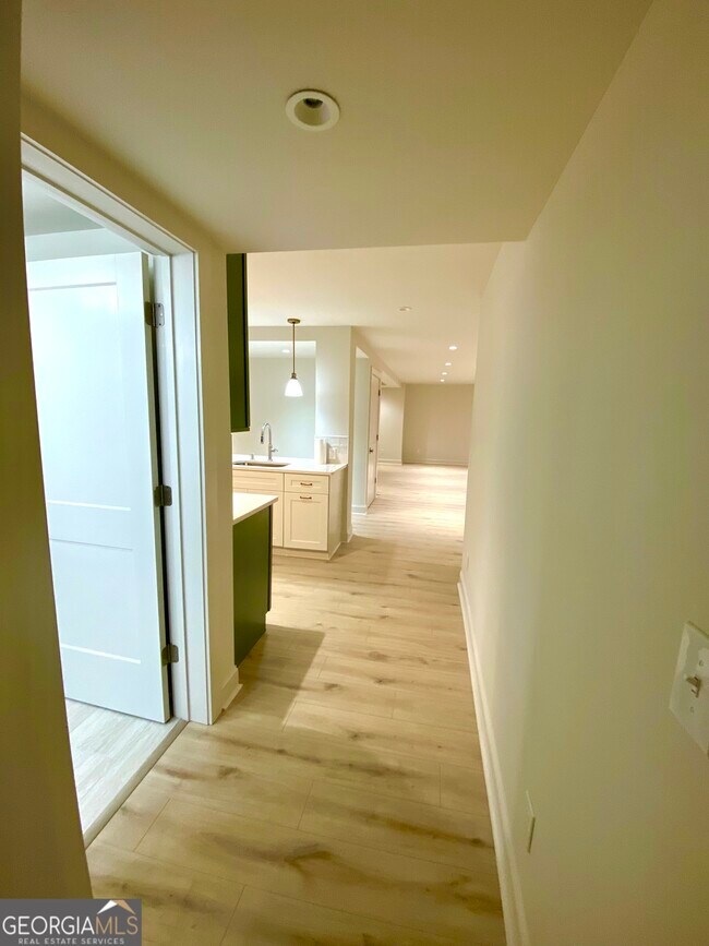 Building Photo - 886 Moore Rd