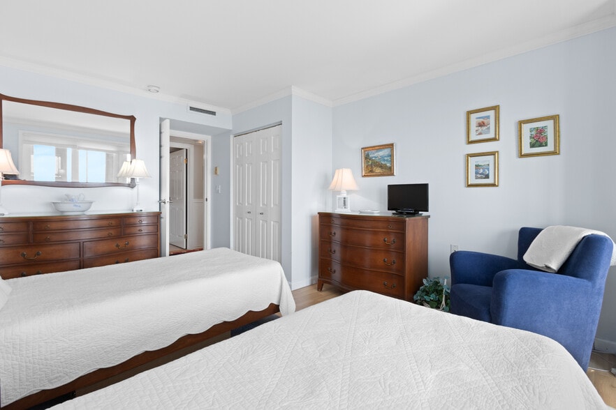 Building Photo - 1 Seacliff Ave