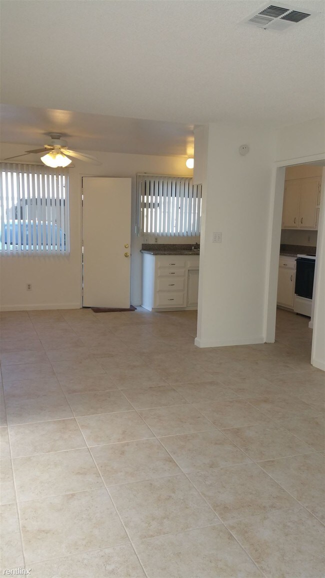 Building Photo - 2 br, 1.5 bath Townhome - 6412 Stockdale Hwy