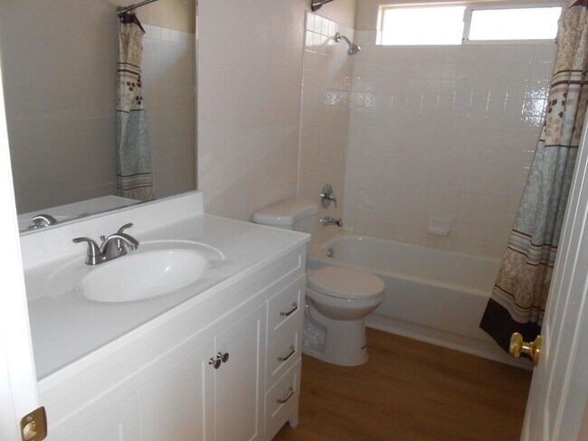 Building Photo - Great 2 Story Home in the NW