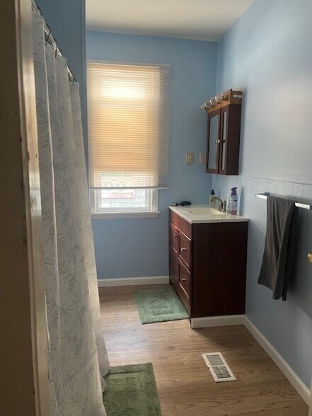 Bathroom 1-1 - 282 Yates St