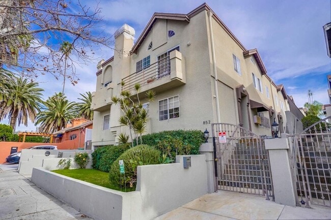 Building Photo - 852 N Poinsettia Pl