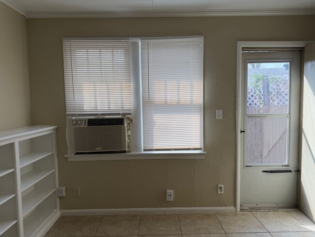 Building Photo - 1 bedroom 1 bath, Bethany Schools- Now Available