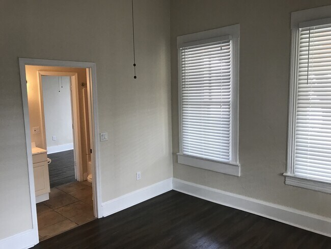 Building Photo - 2109 W Cypress St