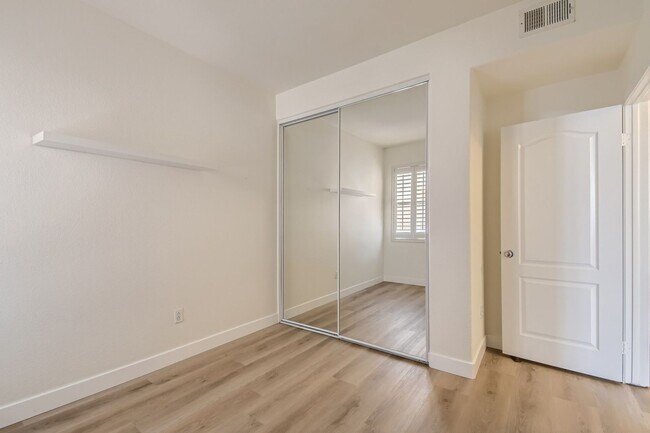 Building Photo - Spectrum Center, 2 Bed | 2 Bath Single Lev...