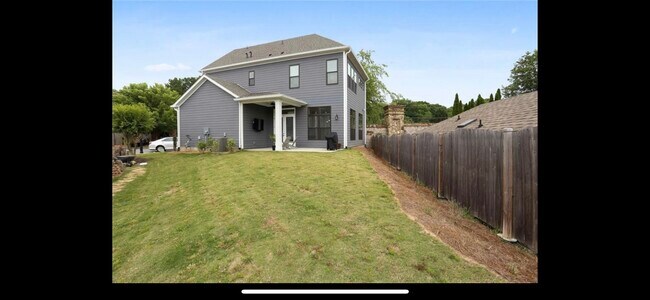 Building Photo - 109 Village Green Ave