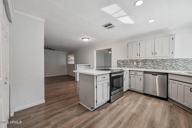 Building Photo - 6133 W Tierra Buena Ln