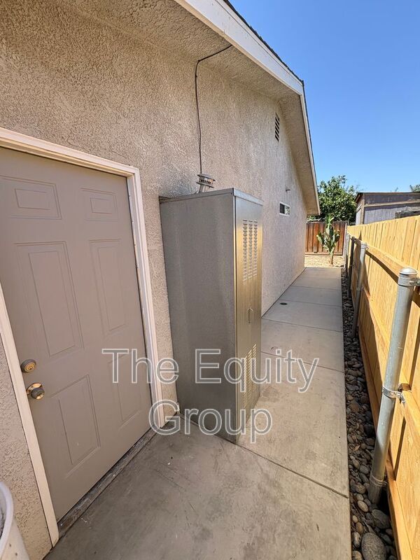 Building Photo - 744 W Buena Vista Ave