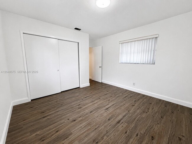 Building Photo - 117 NE 30th Ct
