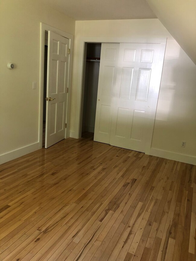 Building Photo - Beautifully Redone 4 Bed 2 Bath Apartment