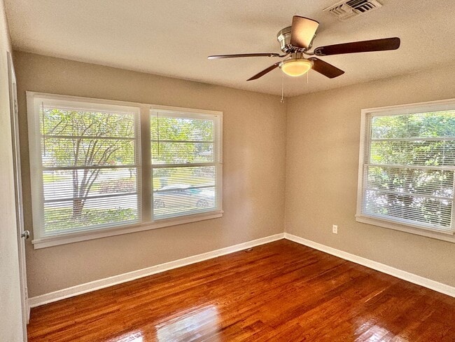 Building Photo - Move-in Ready ! Bright 3 Bedroom