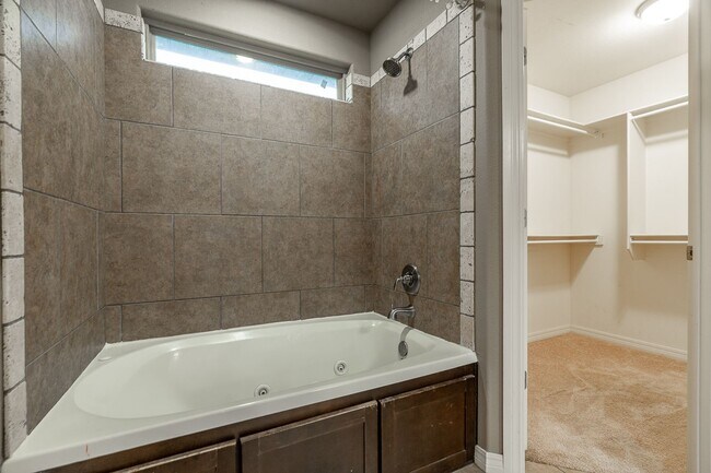 Building Photo - Beautiful 3-bedroom 2 bath Home in Fayetteville!! New Vinyl Plank Floors!
