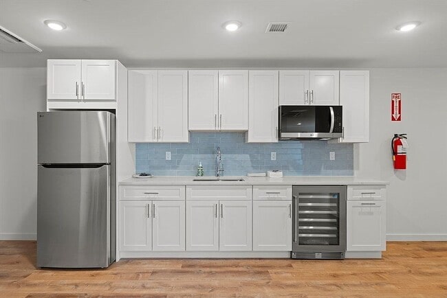 Building Photo - 267 Old Colony Ave