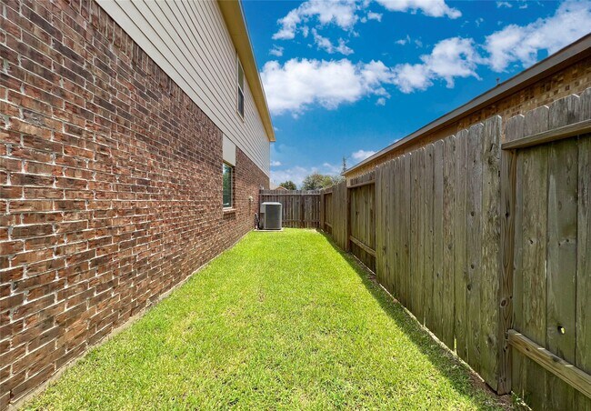 Building Photo - 166 Meadow Grove Dr