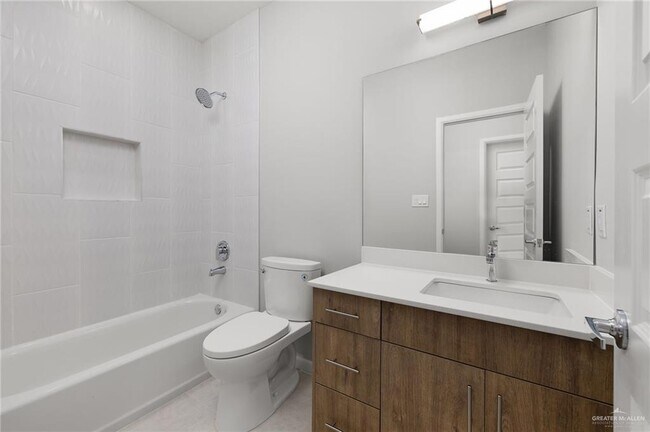 Building Photo - 18 Woodpecker Rd