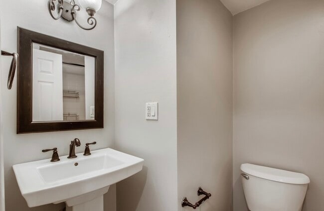 Building Photo - 722 S Oakley Blvd