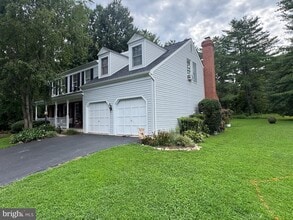 Building Photo - 10 Oakbrook Ct