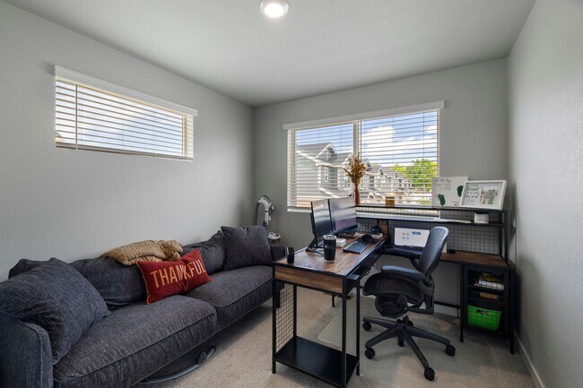 Building Photo - Beautiful 3-Bedroom Townhome with Park Vie...