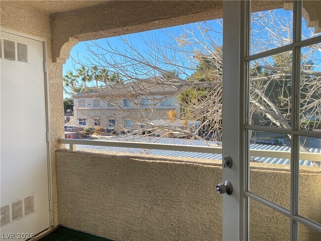 Building Photo - 3400 Cabana Dr