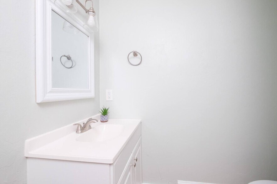 Building Photo - 240 SW 3rd St