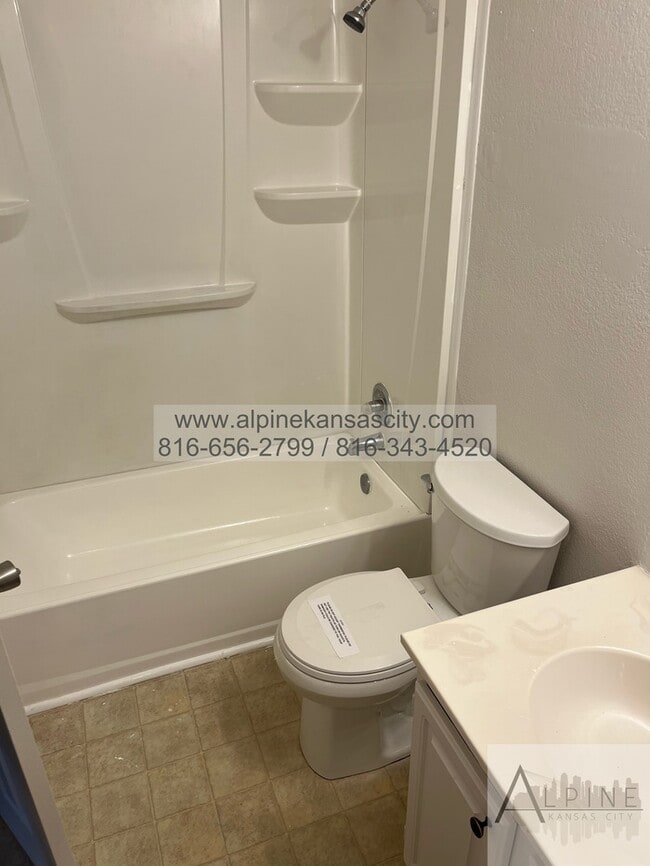 Building Photo - Spacious Gladstone Duplex, Croner Lot, 2 Car Garage!