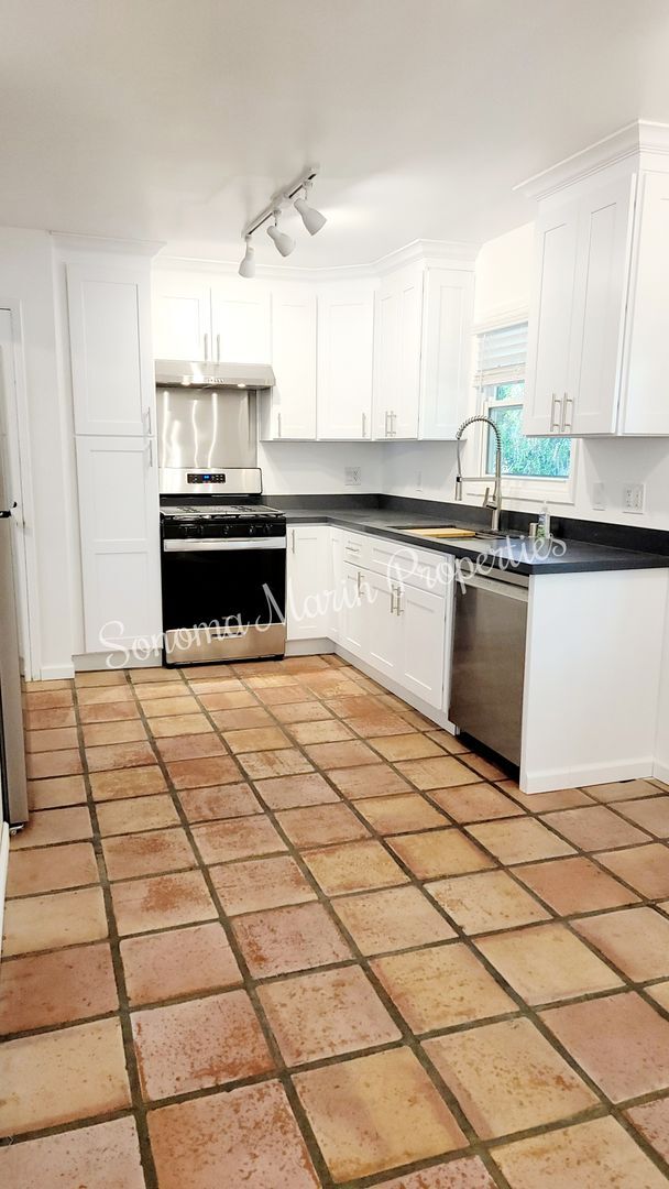 Building Photo - ~Stunning Remodeled 2 Bed/1 Bath Home in S...