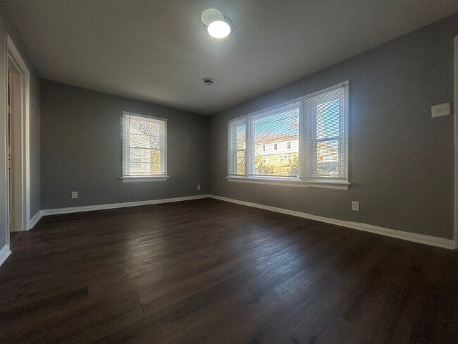 Building Photo - Charming 3-Bedroom Gem on Graf Ave – Cozy ...