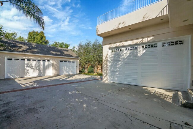Building Photo - Get This House Now