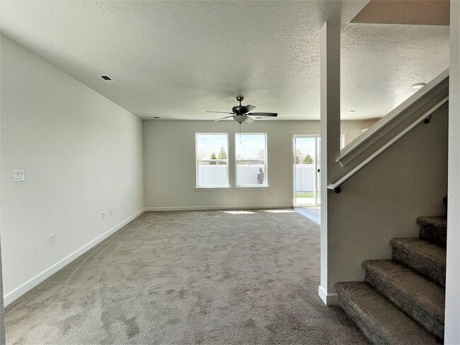 Building Photo - Bright and spacious 4 Bedroom 2.5 Bath hom...