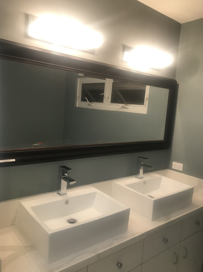 Renovated main bathroom - 2012 St Louis Dr