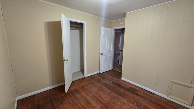 Building Photo - 3 Bedroom, 1 bathroom House!