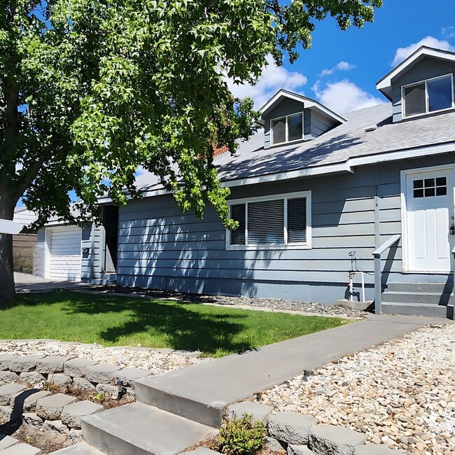 Building Photo - 911 W Leola St