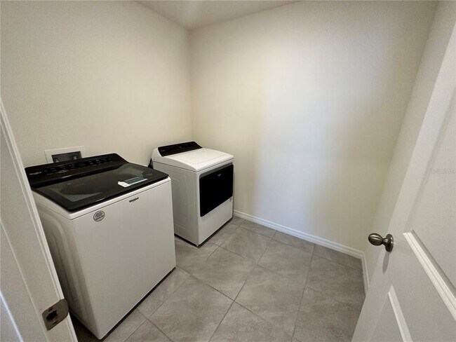 Building Photo - 2907 Rock Sound St