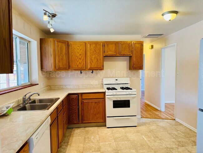 Building Photo - 411 S Simms St