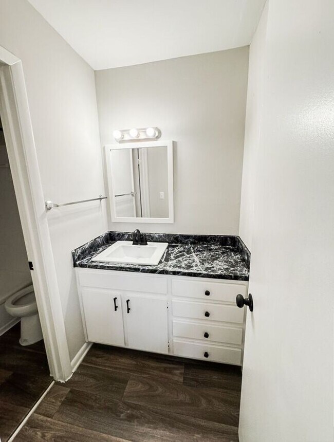 Building Photo - Premium 2 Bedroom Living in the Heart of Northlake